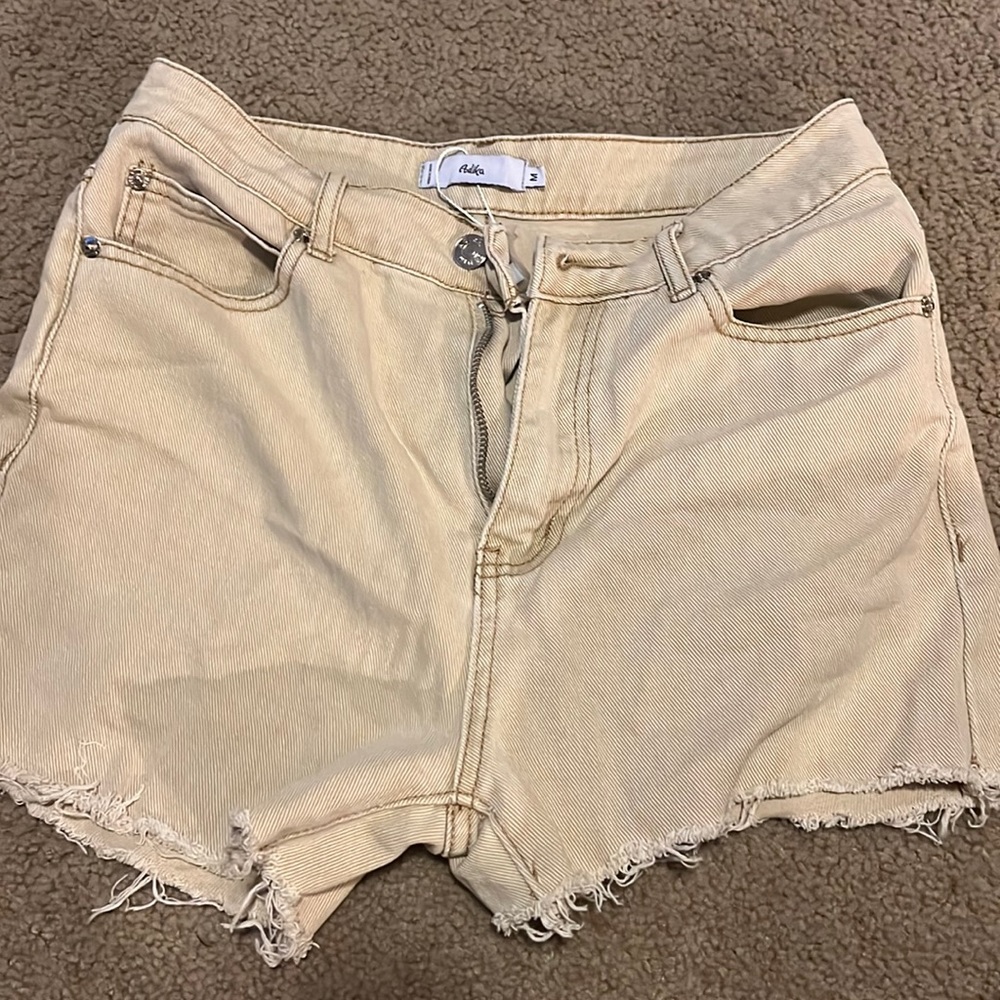 super cute beige adika shorts